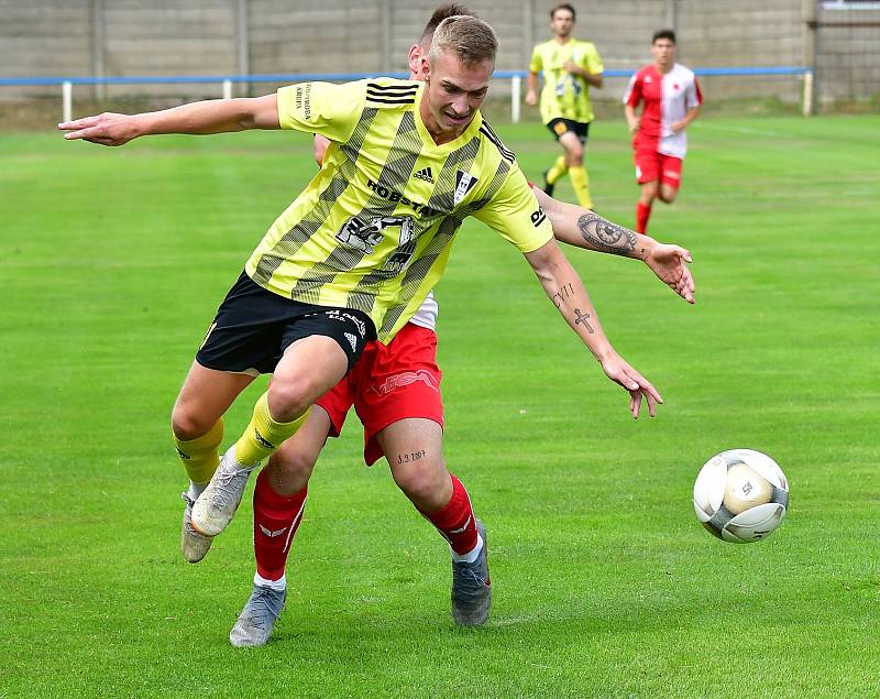 Přeštice (ve žlutém) urvaly cenný skalp třetiligové karlovarské Slavie, kterou porazily na starorolském pažitu v poměru 1:0.