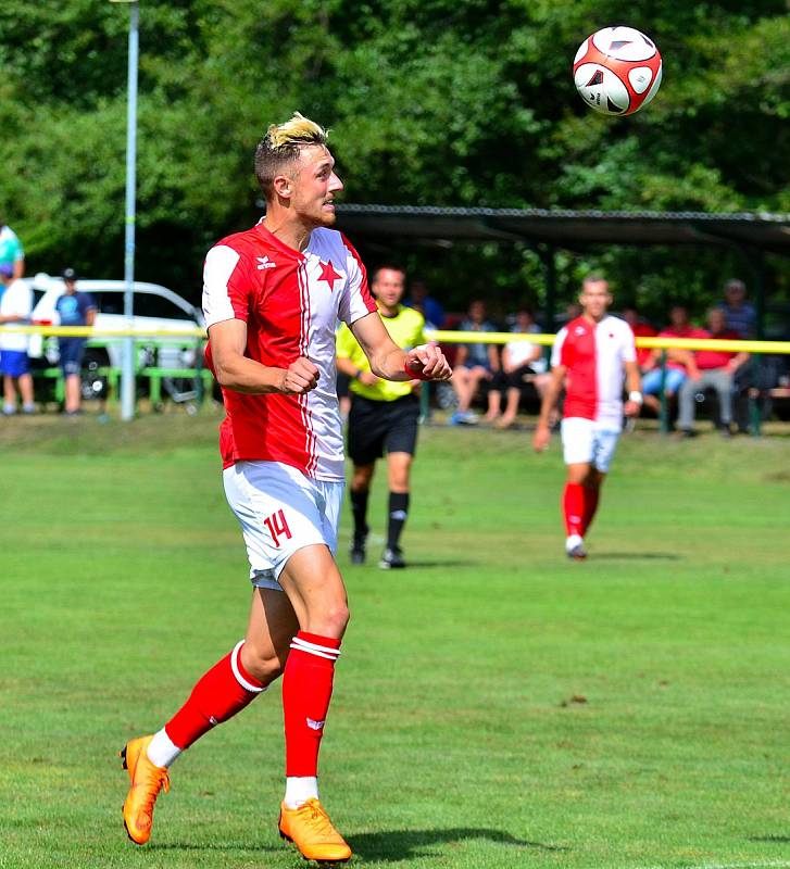 O velké překvapení se postarali hráči varské Slavie v úvodním kole podzimní části Fortuna ČFL, ve kterém udolali na dvorském stadionu favorizované Jirny (v modrém) 1:0.