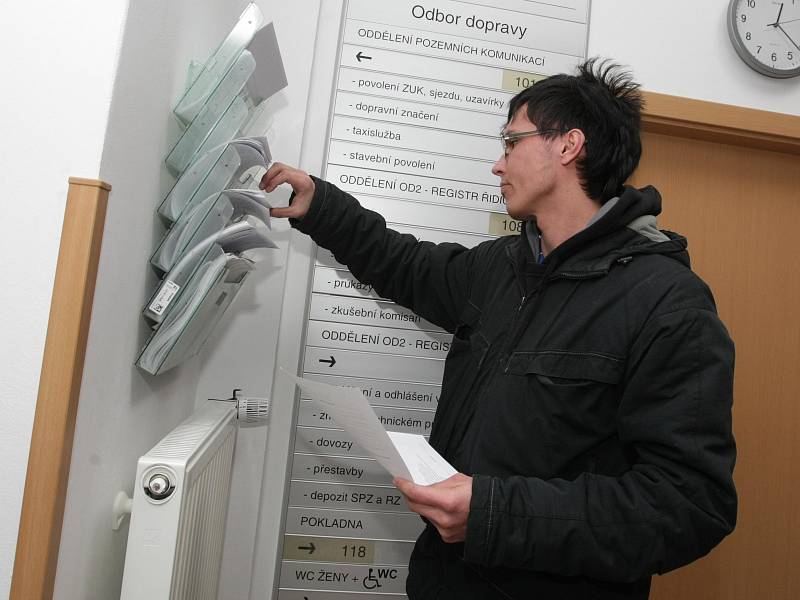 Chystáte se po Novém roce koupit ojetý vůz? Pak očekávejte změny při jeho registraci na odborech dopravy.