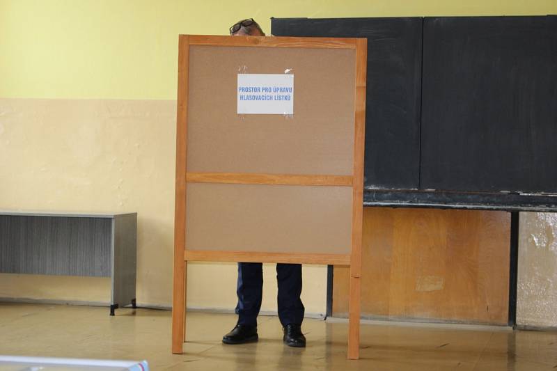 Do volební místnosti v Karlových Varech - Bohaticích se hrnuli voliči od otevření místnosti. Volit sem přišla i hejtmanka Jana Vildumetzová a ministr dopravy Dan Ťok.