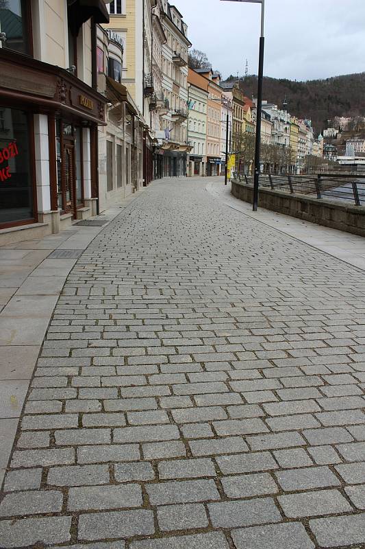 Prázdné ulice v lázeňském centru poblíž hotelu Pupp.