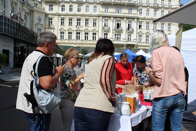 Porcelán i folklor láká stovky lidí.