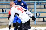 Karlovarská Slavia se loučila se zimní přípravou nerozhodným výsledkem 2:2 s týmem Tachova (v bílém).