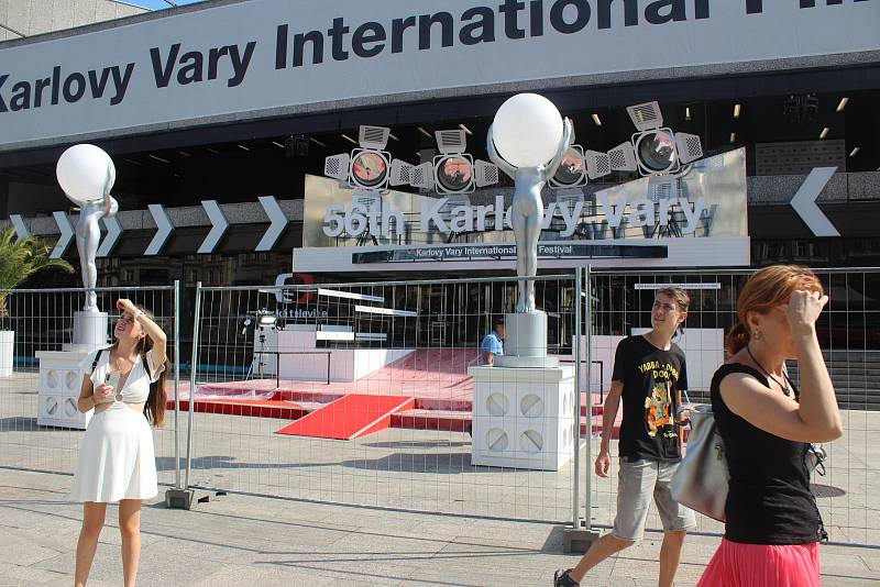 Přípravy na start filmového festivalu v Karlových Varech vrcholí