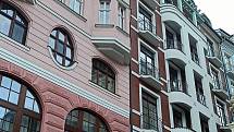 Někdejší proluku v Divadelní ulici zaplnily nové domy. Část z nich hledá nyní své využití.