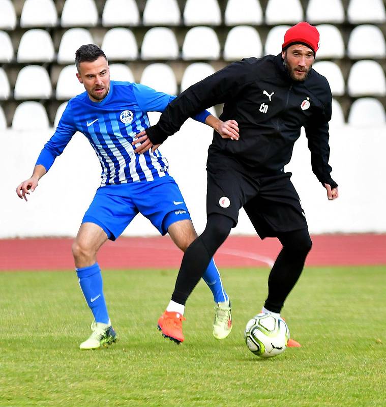 Nezapomenutelný fotbalový zážitek. Ten si připsaly na své konto v rámci projektu Kopeme za fotbal například ostrovský FK či kyselský SK. Oba týmy se totiž střetly právě s pražskou Slavií.