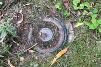 Při sekání trávy na zahradě na Karlovarsku narazil jednačtyřicetiletý muž na protitankovou minu.