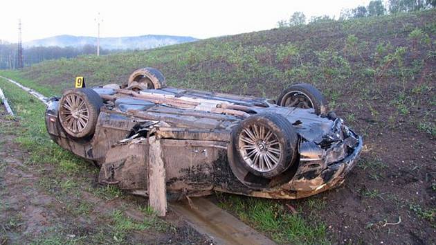 Škoda na vozidle Bentley je předběžně vyčíslena na částku 1 milion korun.