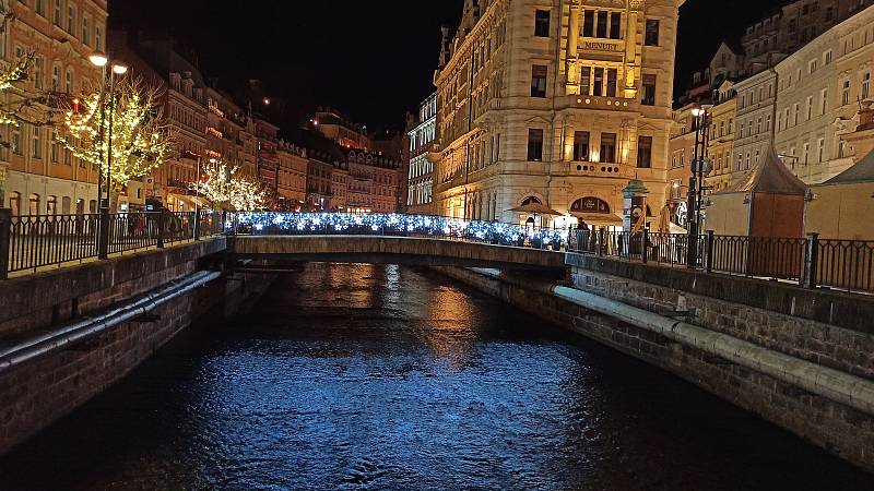 Světelně nazdobená promenáda navozuje opět adventní náladu v lázeňském centru Karlových Varů, které se musejí obejít bez vánočních trhů.