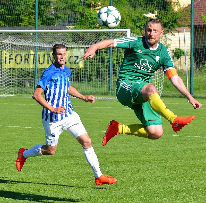 Ostrovský FK (v modrém) si připsal na účet velmi cennou výhru, když v derby pokořil karlovarský 1.FC (v zeleném) v poměru 3:2.