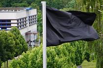 V areálu krajského úřadu zavlála černá vlajka.