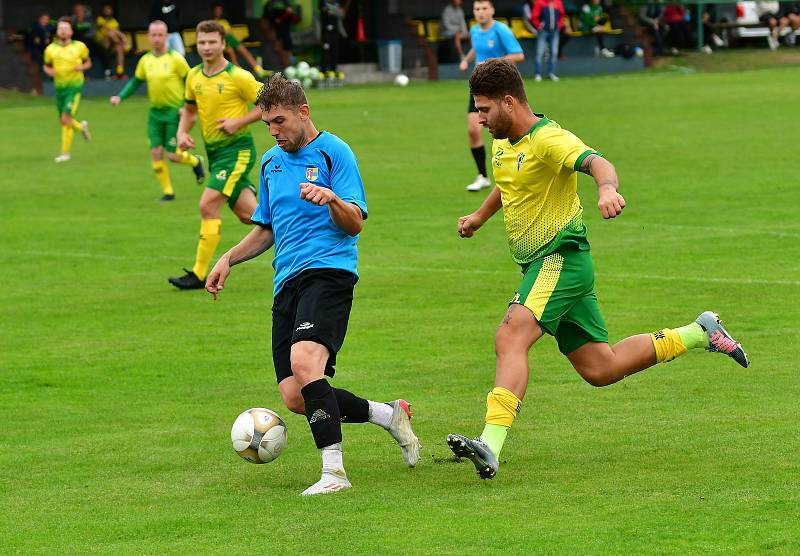 Dvory (ve žlutém) porazily 7:0 výběr Lomnice.