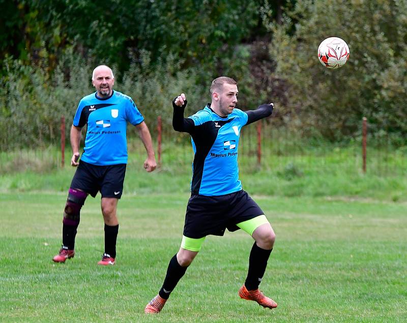 Stanovice (v bílém) nestačily překvapivě na výběr Kyselky, kterému podlehly 1:2, čímž přišly o první místo v tabulce.