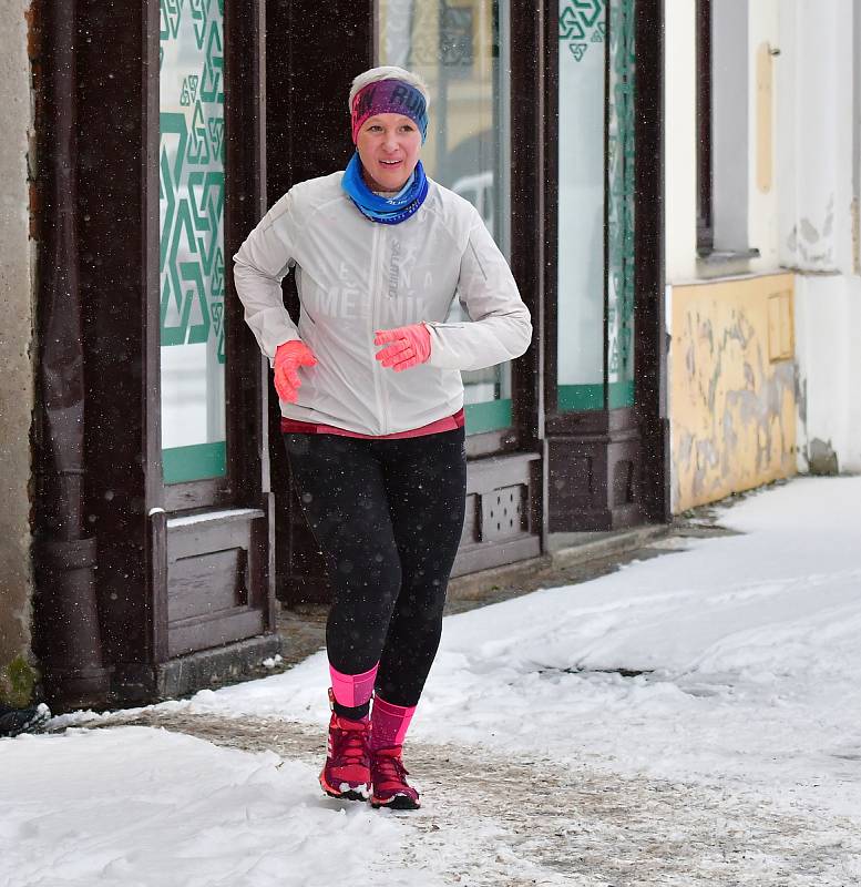 Dvanáctým dílem pokračoval o víkendu 20. ročník Zimního běžeckého poháru Kadaň. Tentokrát čekal závodníky, kterých se sešlo na startovním roštu 186, desetikilometrový Běh historickou Kadaní.