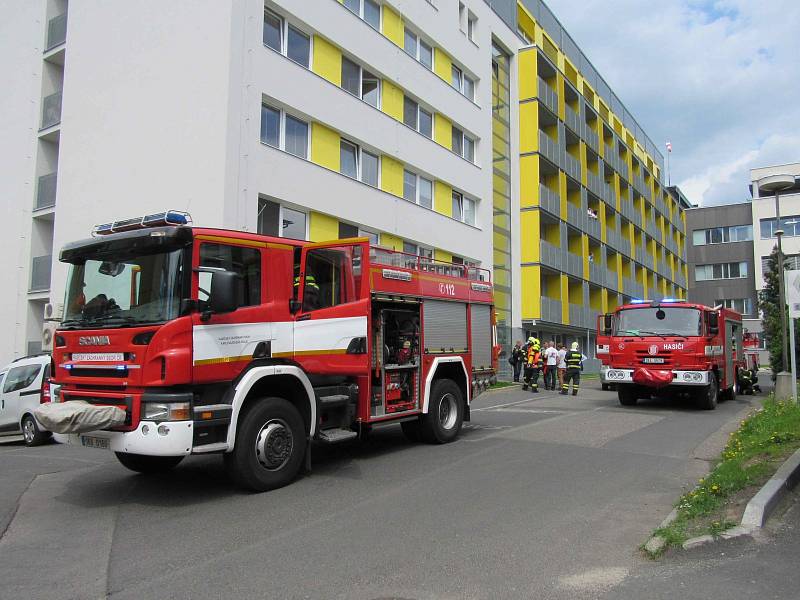 V Karlovarské krajské nemocnici cvičně zasahovali hasiči. 