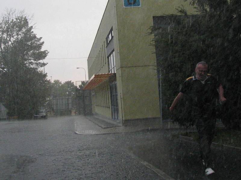 Bouřka s přívalovým deštěm řádila v sobotu pře 19 hodinou v Karlových Varech. U Čertova ostrova z toho byla lokální potopa.