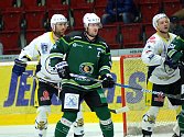 Hokejisté HC Energie (v zeleném ) hostili celek SK Kadaň.