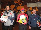 Vítězové hlavní kategorie mužů. Zleva: třetí Karel Rambousek ze Sokolova, uprostřed vítězný Peruánec Vladimir Escajadillo a vpravo stříbrný Jan Kubíček.