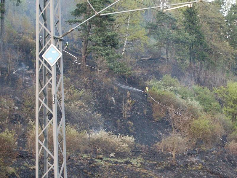 300 tisíc metrů čtverečných lesa a luk zasáhl požár, který vznikl od jisker sršících z poškozených brzd vagonu.