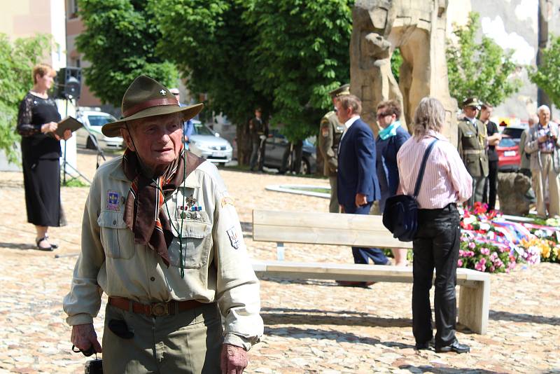 Na Jáchymovské peklo a jeho oběti přišly vzpomínat desítky lidí, jejich památku uctili u Brány ke Svobodě