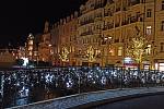 Světelně nazdobená promenáda navozuje opět adventní náladu v lázeňském centru Karlových Varů, které se musejí obejít bez vánočních trhů.