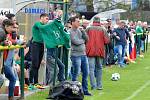 První jarní krajské derby bylo o víkendu na programu na dvorském stadionu, kde tvrdili roli favorita hráči v trikotech karlovarského 1.FC, kterým se postavila do cesty fotbalová družina Mariánských Lázní (ve žlutém). Právě Mariánské Lázně na půdě favorita