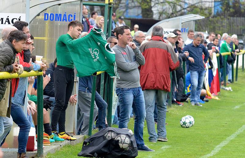 První jarní krajské derby bylo o víkendu na programu na dvorském stadionu, kde tvrdili roli favorita hráči v trikotech karlovarského 1.FC, kterým se postavila do cesty fotbalová družina Mariánských Lázní (ve žlutém). Právě Mariánské Lázně na půdě favorita