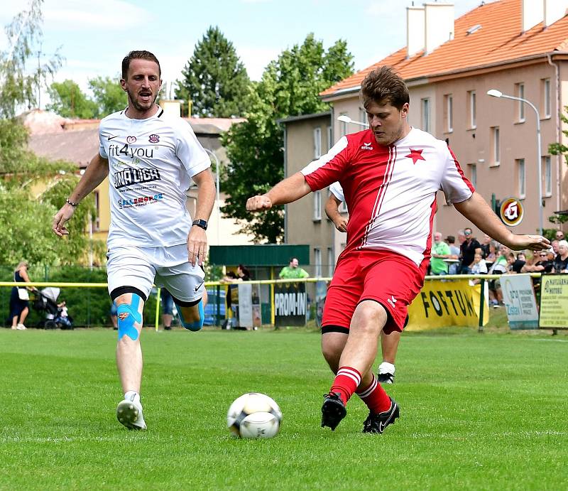 Benefiční turnaj ve Dvorech ovládl výběr Real Top Praha (v bílém), druhé místo připadlo VTJ Karlovy Vary (ve žlutém) a bronz brala Slavia Karlovy Vary.