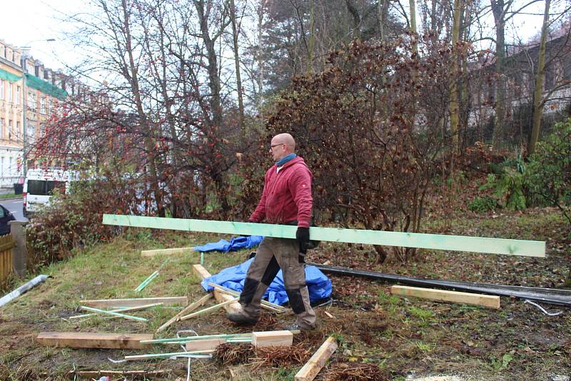 Dům po požáru v Moskevské ulici pomáhají dát do kupy řemeslníci.