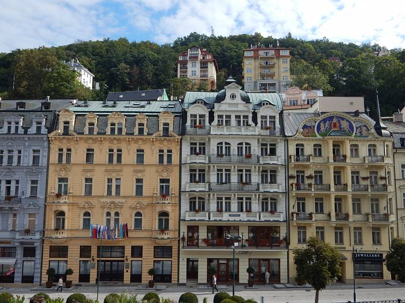 Centrum města Karlovy Vary zůstává i nadále prázdné. Lidé věří, že se po rozvolnění opatření život do města zase vrátí a turisté začnou do centra opět přijíždět.