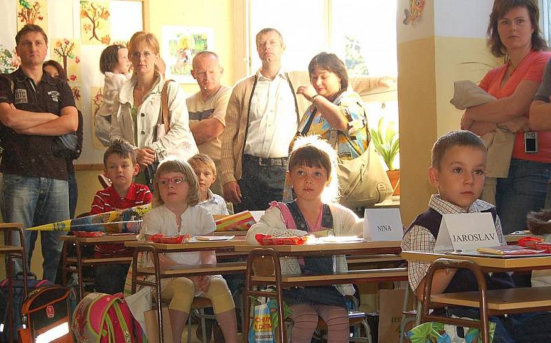 První školní den mají za sebou prvňáčci ze Základní školy Jana Amose Komenského v Karlových Varech. Do lavic zasedlo 59 žáků, kteří jsou rozděleni do tří tříd.