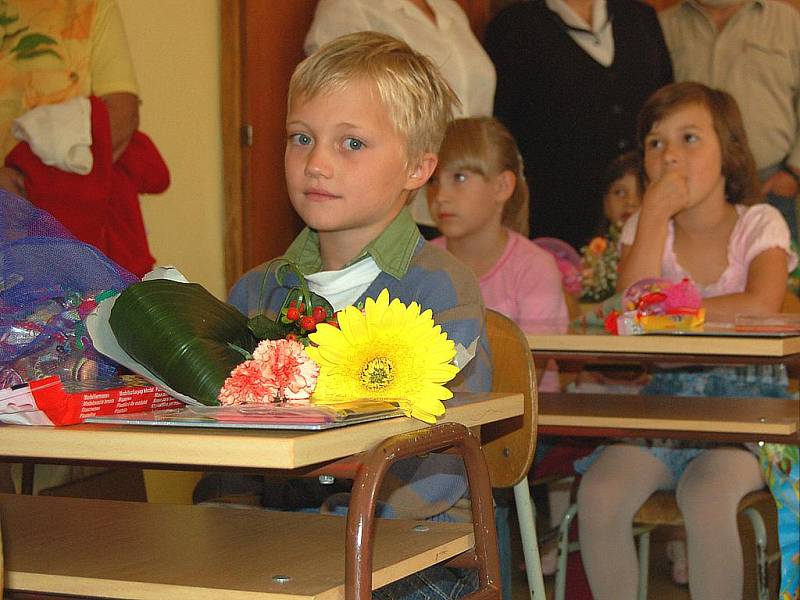 První školní den mají za sebou prvňáčci ze Základní školy Jana Amose Komenského v Karlových Varech. Do lavic zasedlo 59 žáků, kteří jsou rozděleni do tří tříd.