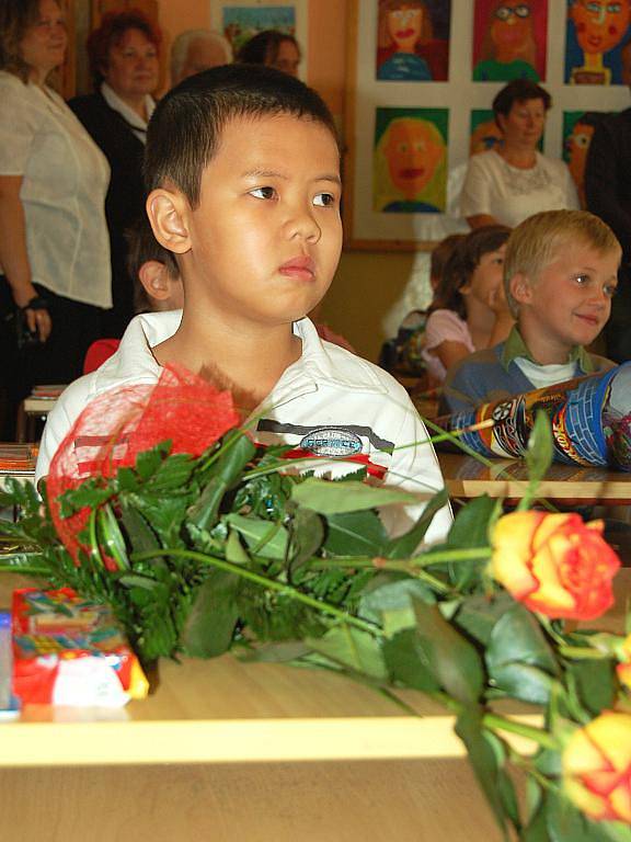První školní den mají za sebou prvňáčci ze Základní školy Jana Amose Komenského v Karlových Varech. Do lavic zasedlo 59 žáků, kteří jsou rozděleni do tří tříd.
