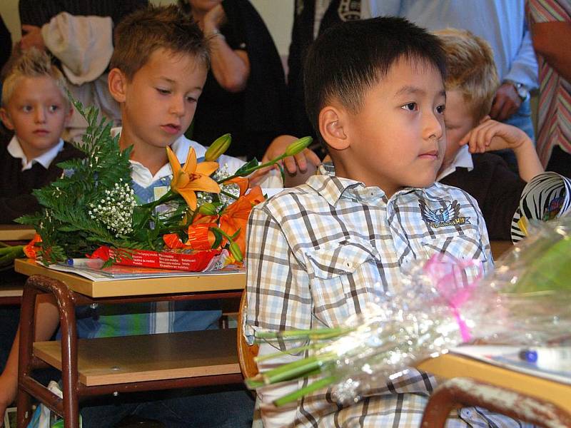 První školní den mají za sebou prvňáčci ze Základní školy Jana Amose Komenského v Karlových Varech. Do lavic zasedlo 59 žáků, kteří jsou rozděleni do tří tříd.