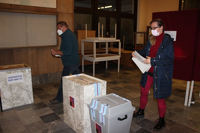 O volby v Jáchymově je obrovský zájem. Všichni místní, kteří jdou volit, hlasují i v rámci referenda o výstavbě Skywalku na Klínovci.