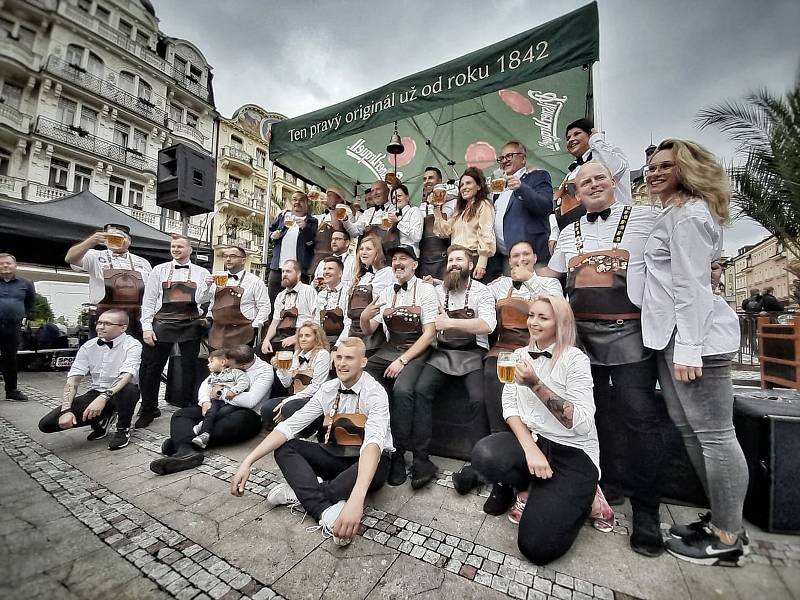 Jednačtyřicet let po natáčení filmu Vrchní, prchni! se centrem Karlových Varů opět proháněli číšníci, servírky a výčepní. Už tradiční běh inspirovaný zmíněným snímkem byl součástí mezinárodního filmového festivalu a organizoval jej Plzeňský Prazdroj.