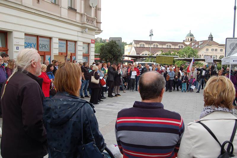 Asi 200 lidí se sešlo u karlovarské Tržnice, aby se připojili k protestům Milion chvilek, které se konaly i na jiných místech země. Organizátoři s demonstranty zde vyzvali premiéra Andreje Babiše a ministryni Marii Benešovou k rezignaci.