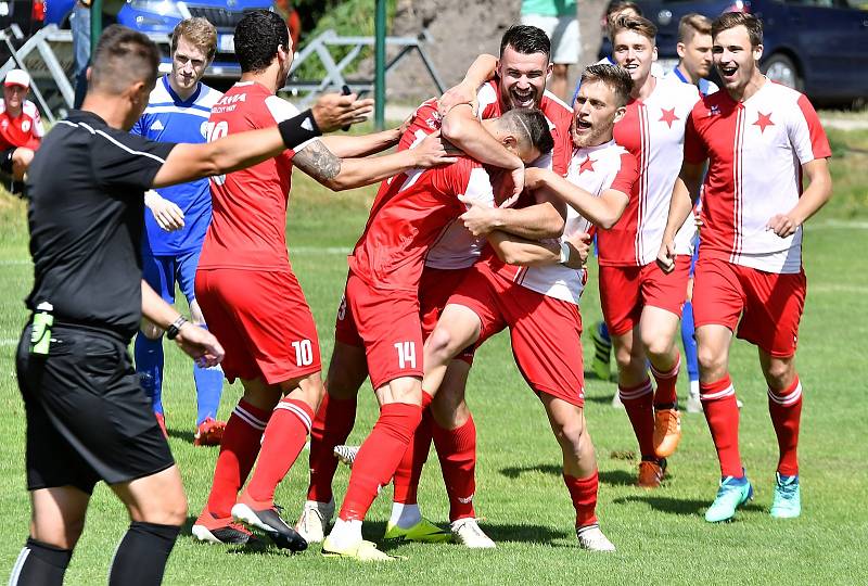 Karlovarská Slavia se loučila s domácím prostředím ve Fortuna ČFL porážkou 3:4 s Velvary (v modrém).