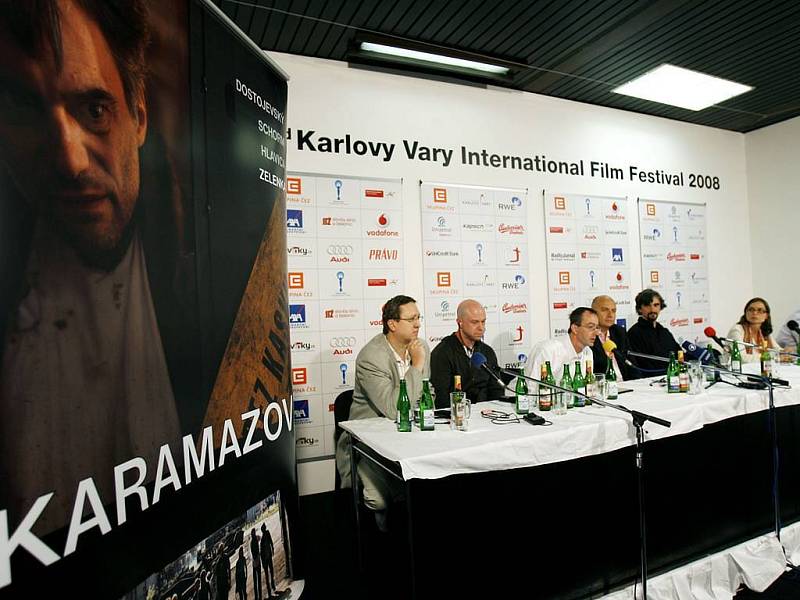 Tvůrci nového českého filmu Karamazovi režiséra Petra Zelenky na tiskové konferenci, která se konala 9.července v Karlových Varech.