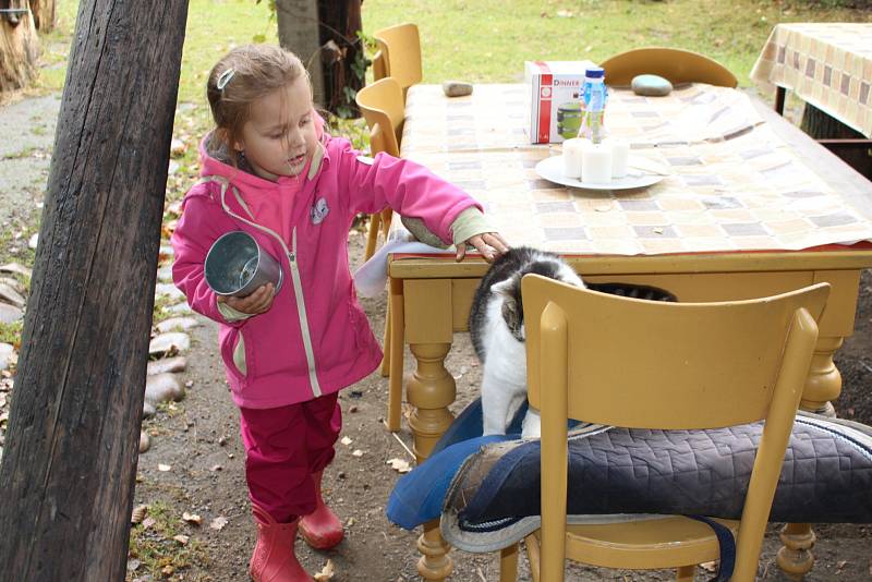 Děti poprvé přišly do letní školky.