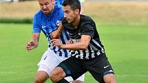 Ostrovskému FK (v modrém) se vstup do podzimní části Fortuna Divize B nepovedl, když  si výhru 1:0 odvezl Brandýs nad Labem (v černém).