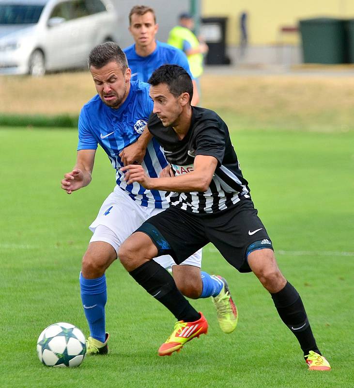 Ostrovskému FK (v modrém) se vstup do podzimní části Fortuna Divize B nepovedl, když  si výhru 1:0 odvezl Brandýs nad Labem (v černém).