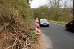 SESUNUTÝ SVAH u pozemní komunikace u Březové komplikuje život řidičům už několik měsíců. Jeho rekonstrukce by mohla začít už začátkem příštího roku. 