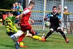 Gólovou přestřelku na dvorském stadionu nakonec ovládli v poměru 7:4 mladíci v trikotu béčka karlovarské Slavie, když přichystali první prohru týmu Trstěnic.