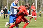 Čtvrtou výhru v řadě za sebou urval Horní Slavkov (v červeném), který tentokrát pokořil jedenáctku Staré Role 3:0.