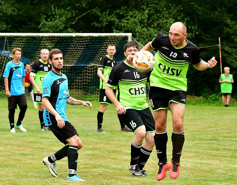 Fotbalisté Kyselky (v modrém) v úvodním kole III. třídy porazily Počerny 3:1.