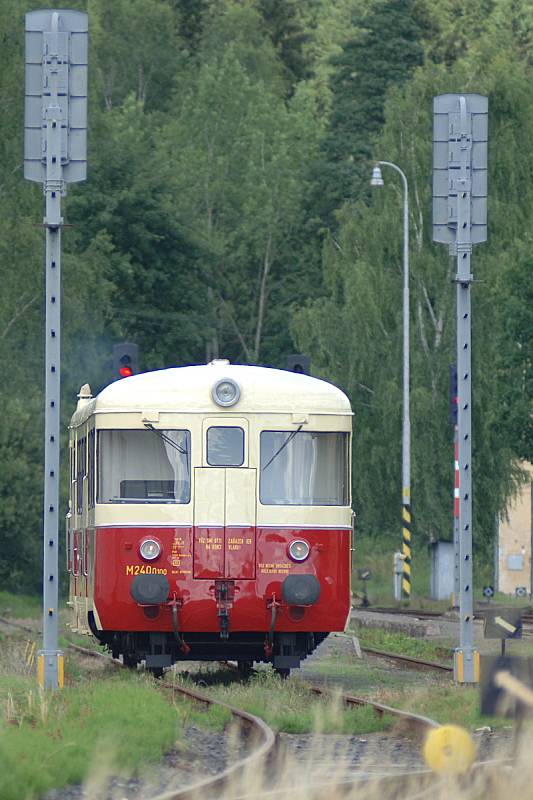 Motorový vůz M 240.0100 během filmového festivalu vozil návštěvníky do porcelánky Thun v Nové Roli. Filmové téma znělo: "Za novými holkami z porcelánu"