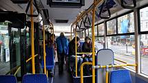 Autobus s vodíkovým pohonem se představil v úterý 25. října v Karlových Varech na lince č. 12