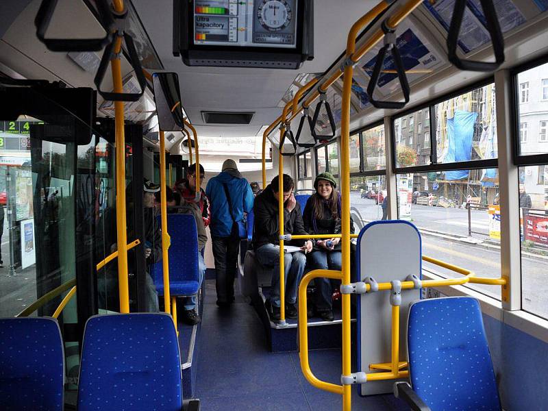 Autobus s vodíkovým pohonem se představil v úterý 25. října v Karlových Varech na lince č. 12