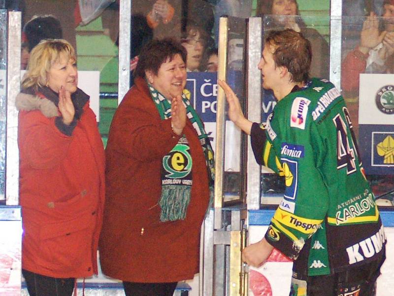 Na hokej chodí všechny generace. I babičky jako je Květa Fedorková (uprostřed).